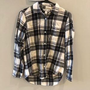 Classic plaid flannel shirt! 🖤🤍